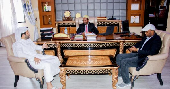 السيد محمد الشمري القائم بالأعمال بالإنابة بسفارة دولة قطر في الصومال افتتاح مركزاً صحّيا في الصومال