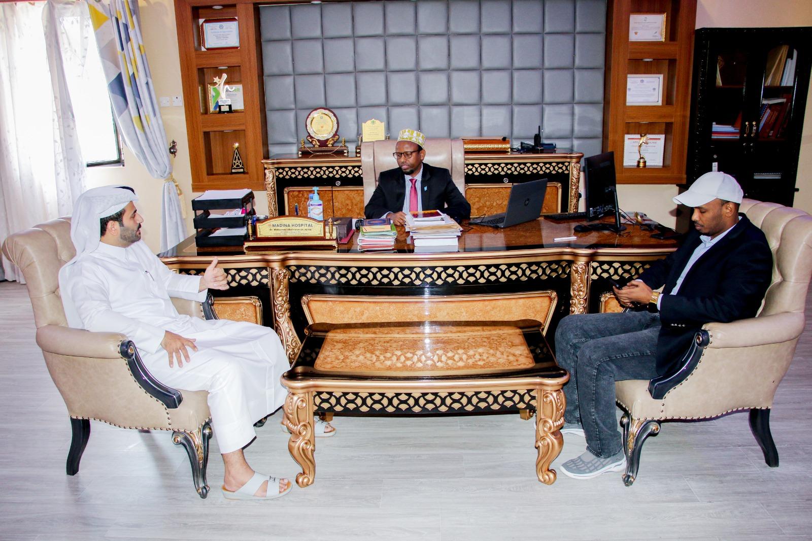 السيد محمد الشمري القائم بالأعمال بالإنابة بسفارة دولة قطر في الصومال افتتاح مركزاً صحّيا في الصومال