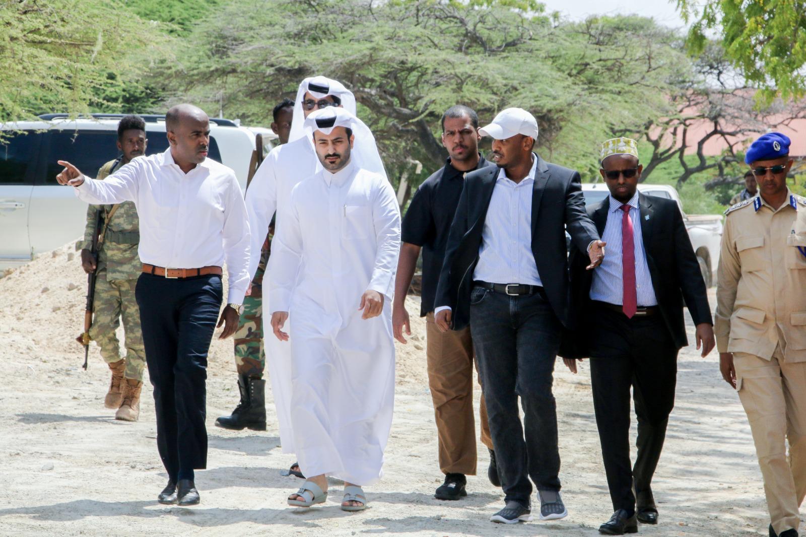 السيد محمد الشمري القائم بالأعمال بالإنابة بسفارة دولة قطر في الصومال افتتاح مركزاً صحّيا في الصومال