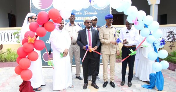 السيد محمد الشمري القائم بالأعمال بالإنابة بسفارة دولة قطر في الصومال افتتاح مركزاً صحّيا في الصومال