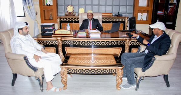 السيد محمد الشمري القائم بالأعمال بالإنابة بسفارة دولة قطر في الصومال افتتاح مركزاً صحّيا في الصومال