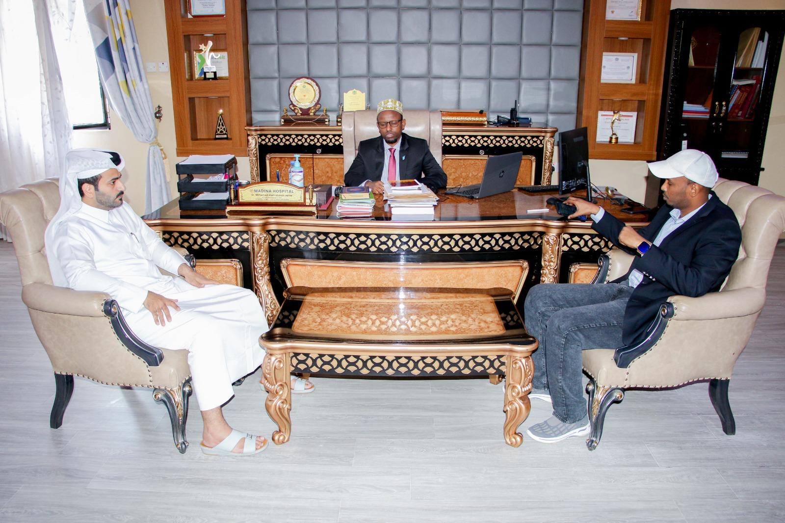 السيد محمد الشمري القائم بالأعمال بالإنابة بسفارة دولة قطر في الصومال افتتاح مركزاً صحّيا في الصومال