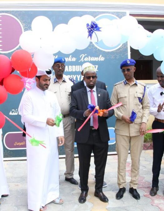 السيد محمد الشمري القائم بالأعمال بالإنابة بسفارة دولة قطر في الصومال افتتاح مركزاً صحّيا في الصومال