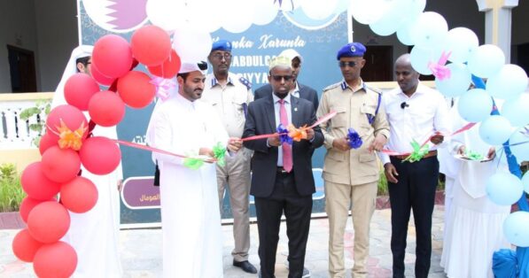 السيد محمد الشمري القائم بالأعمال بالإنابة بسفارة دولة قطر في الصومال افتتاح مركزاً صحّيا في الصومال